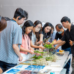 講師準備各式植物與花卉供住戶挑選，透過層層擺放與細膩堆疊，創作出專屬的藍晒構圖。