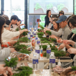 聖誕前夕，與新業家人午後相遇，綠意的松枝，素雅的乾燥花材，歡笑聲與聖誕歌聲交織，提前感受溫馨節日。