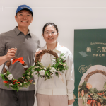 在花草香之間，感受放慢心緒的節奏，將花圈掛至家中門前，一份門前的問候，為冬日增添另一份美好。