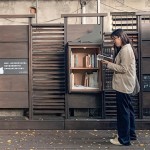 窗櫺式書櫃前伴著兩隻貓，每一位專注閱讀的書人也成為文學館最美的風景。