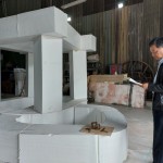 新業建設簡福榮總經理(右一)打量著眼前『灰階-方』藝術品的模型，期待著成品安置於社區中，為住戶帶來「藝」種美好的新「視」界。