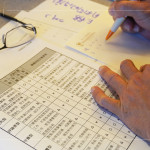 透過「部屬類型對應分析表」解析對應輔導技巧，將「因材施教」系統化成為管理的羅盤，讓每一次的對話都能成為有效溝通。
