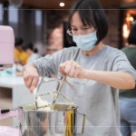 攪拌麵糊的步驟需要多次分段進行，從奶油打發的蓬鬆度、麵糊拌合的手感，到每一道步驟對時間與比例的掌握，都是經驗與專注的累積。