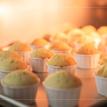 一顆顆圓潤的蛋糕在烤箱中緩緩膨起，尚未裝飾的素樸模樣，為接下來的創意留下空白，鋪墊一段即將展開的甜美想像。