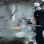 早上六點開始，中央廚房與志工著手備餐，馬不停蹄的來回穿梭，從打菜到分裝都與時間賽跑著，每個流程都是滿滿的真心與付出。