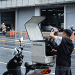 當天即使下著雨，送餐也不停歇，志工們騎車或開車穿梭在巷弄間，每次啟程都是一份責任，確保每位在家中等候的長輩，安心享用餐點。
