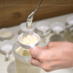 Fresh Stracciatella (Dida絲翠新鮮起司)屬於莫札瑞拉家族的成員，在凝乳塊形成後，需要做塑形的步驟，撕碎成條狀拌鮮奶油，也是布拉塔的內餡。
